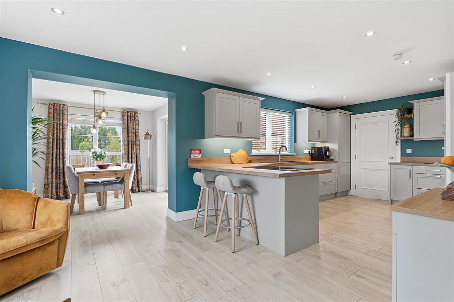 8 Castlelodge Gardens