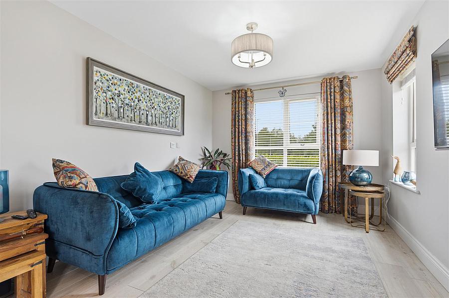 8 Castlelodge Gardens