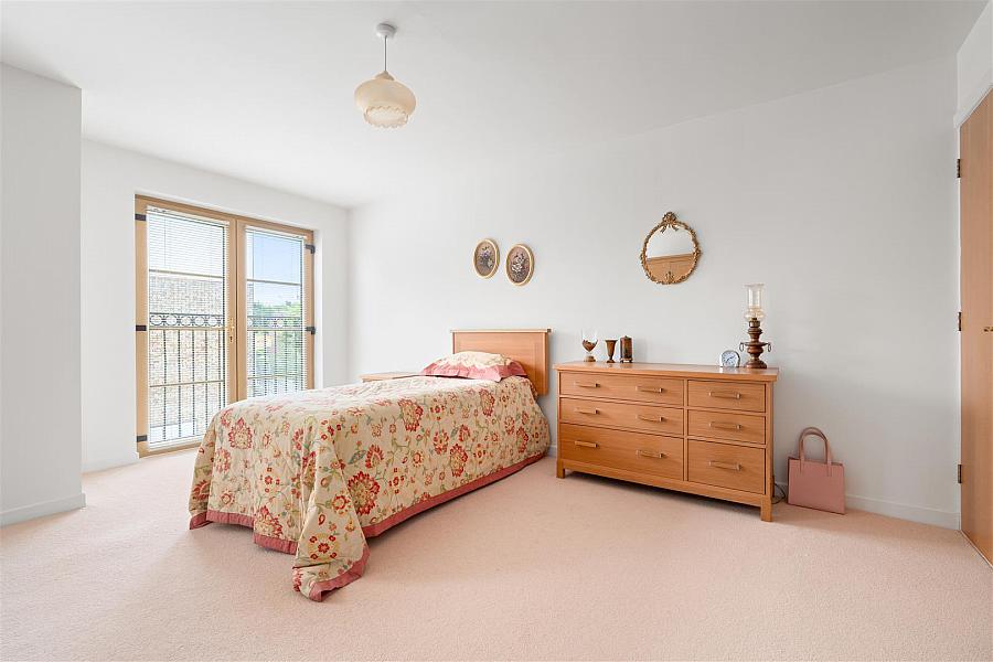 68a Woodrow Gardens