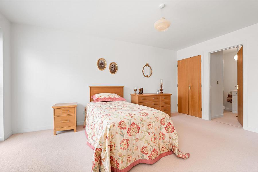 68a Woodrow Gardens