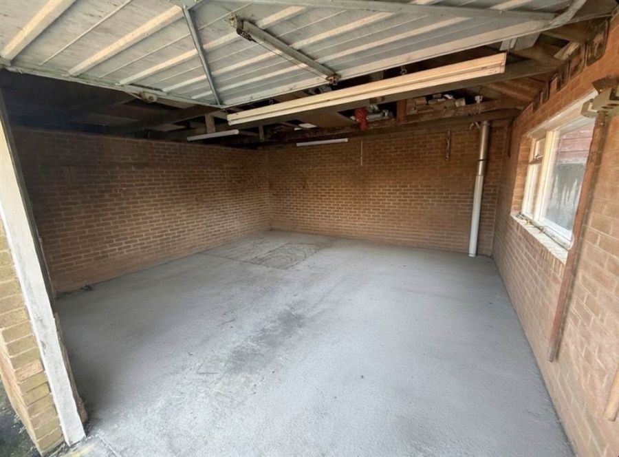 8 Willowbank Crescent