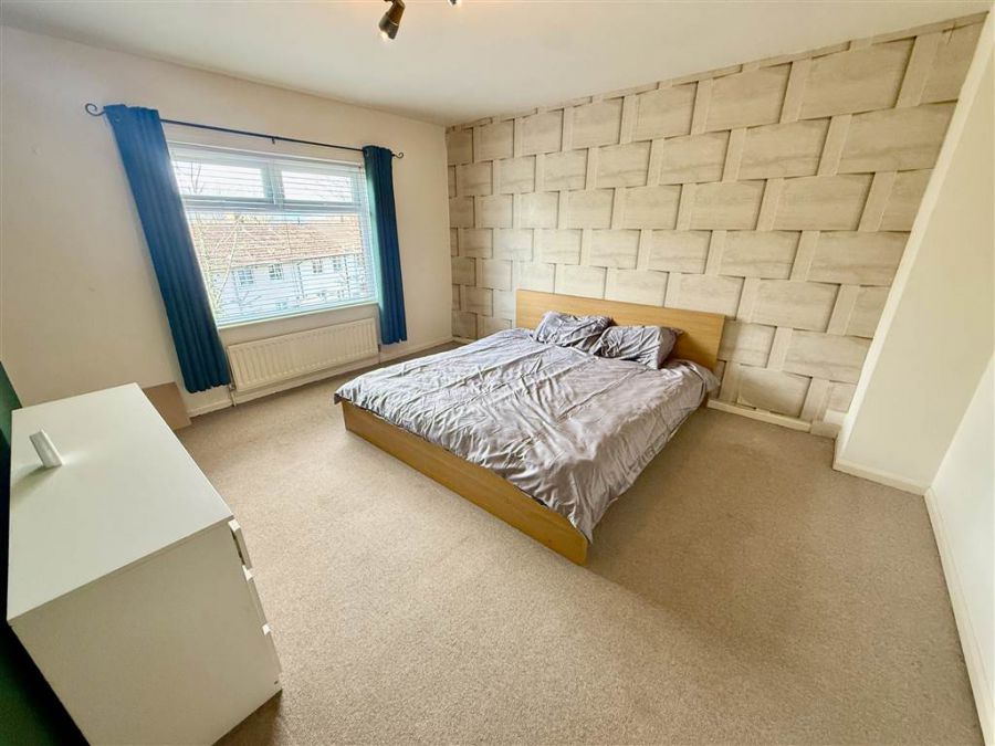 21 Knockmount Gardens