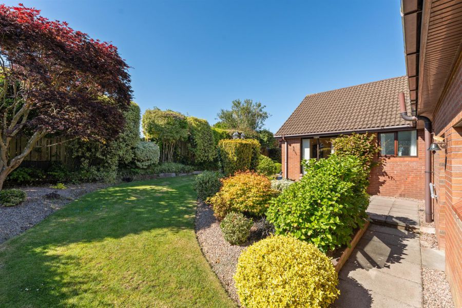 8 Aldergrange Avenue