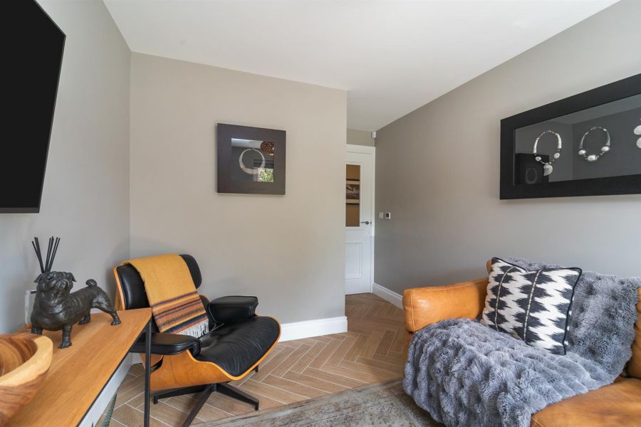 11 Castlelodge Gardens