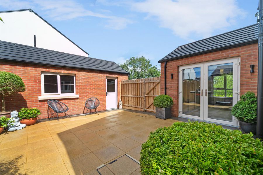11 Castlelodge Gardens