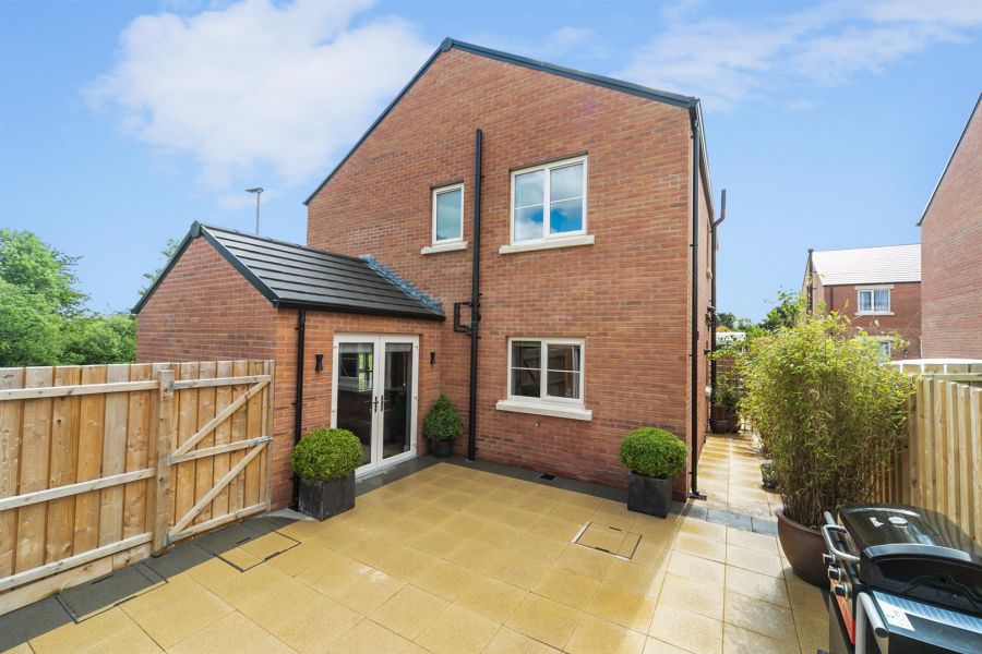 11 Castlelodge Gardens