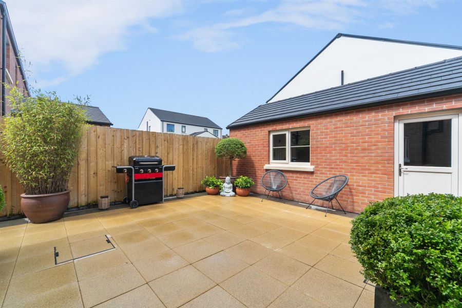 11 Castlelodge Gardens