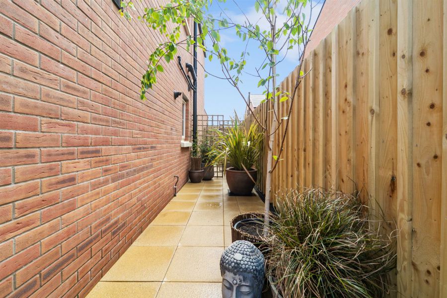 11 Castlelodge Gardens