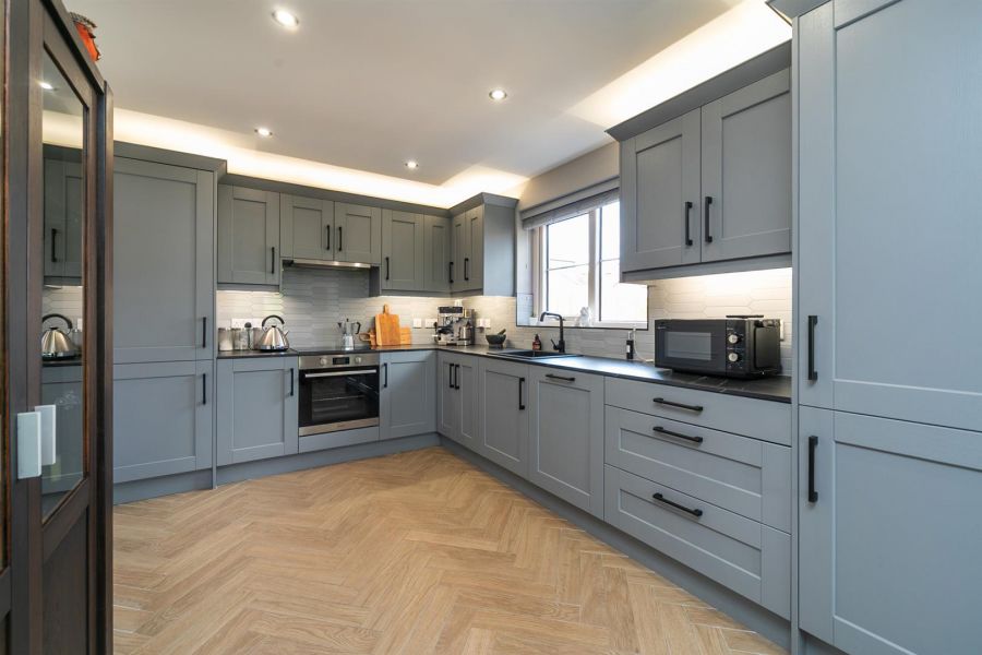 11 Castlelodge Gardens