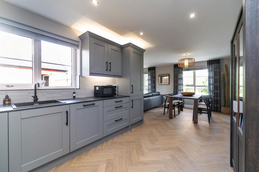11 Castlelodge Gardens