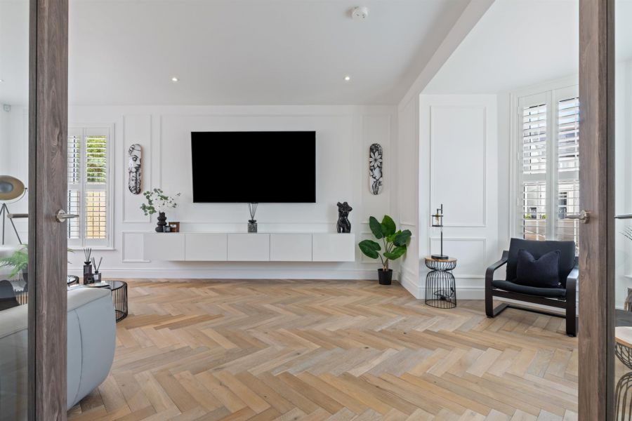 6 Brynmor Park