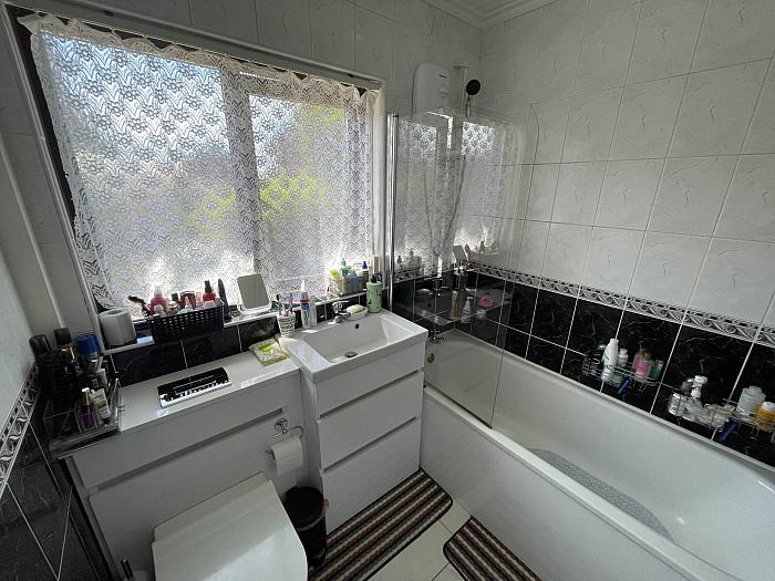 8 Orangefield Close