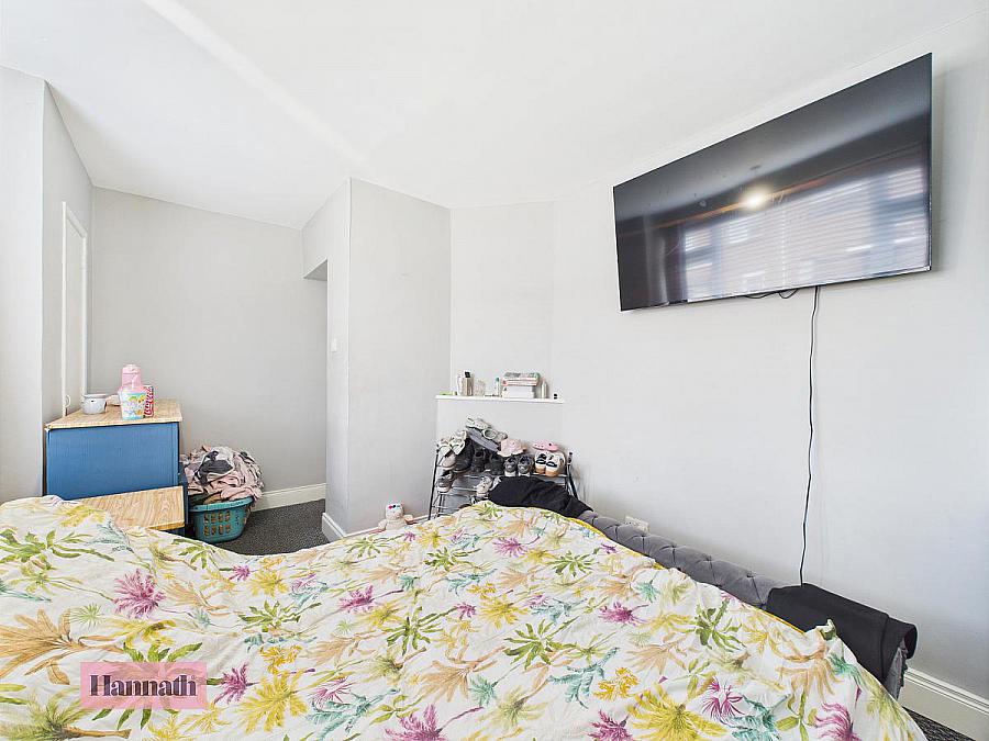 24 Woodside Green