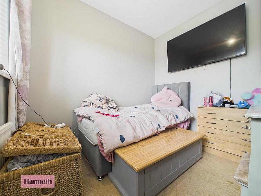 24 Woodside Green