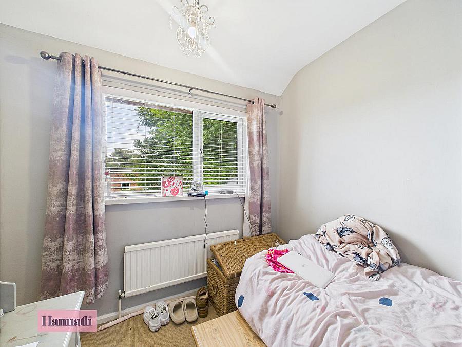 24 Woodside Green