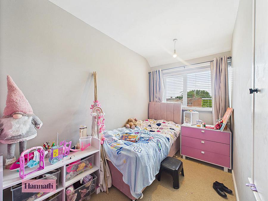 24 Woodside Green