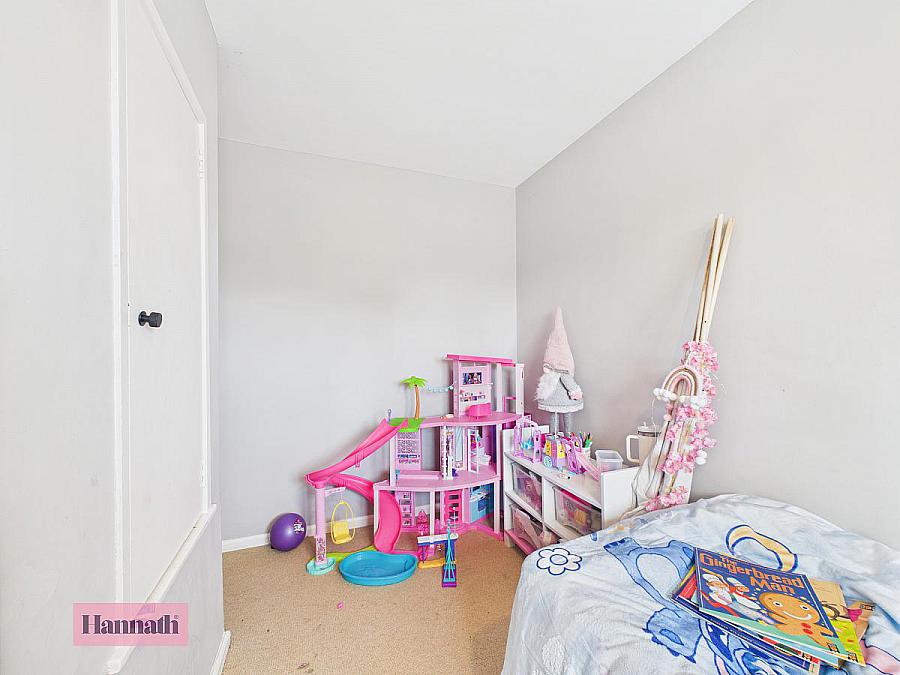 24 Woodside Green