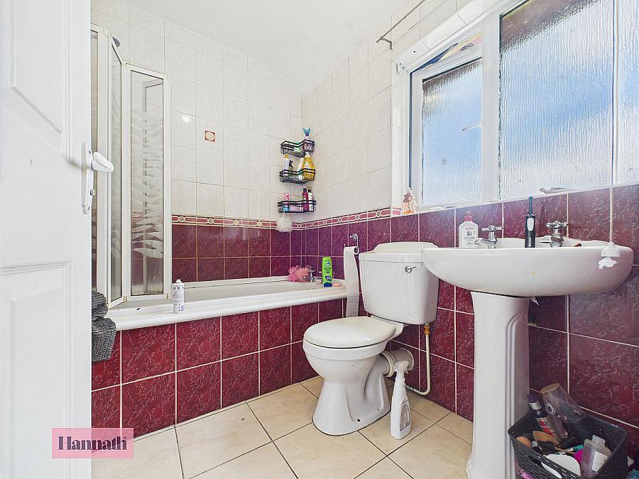 24 Woodside Green