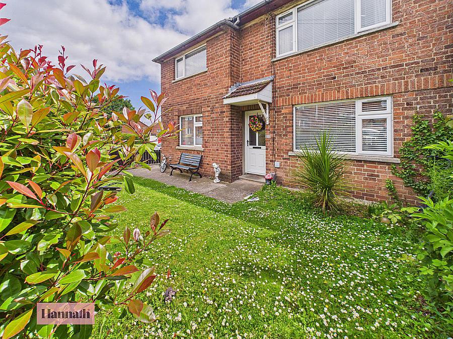 24 Woodside Green