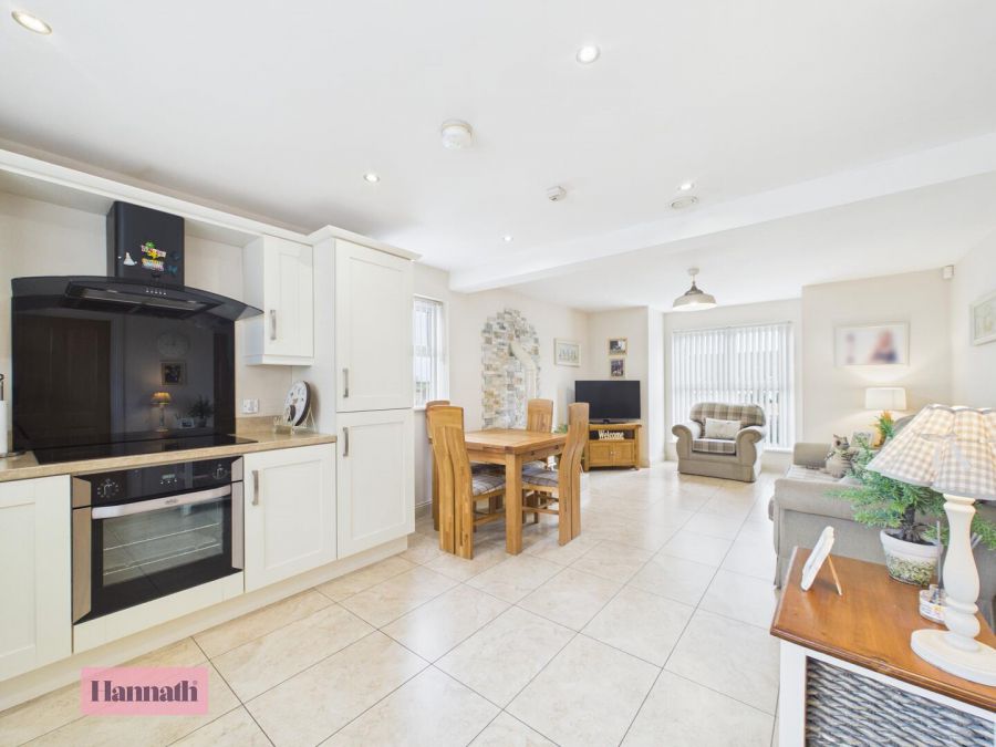 2 Salters Grange Manor