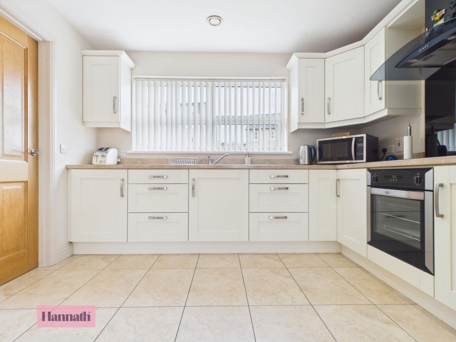 2 Salters Grange Manor