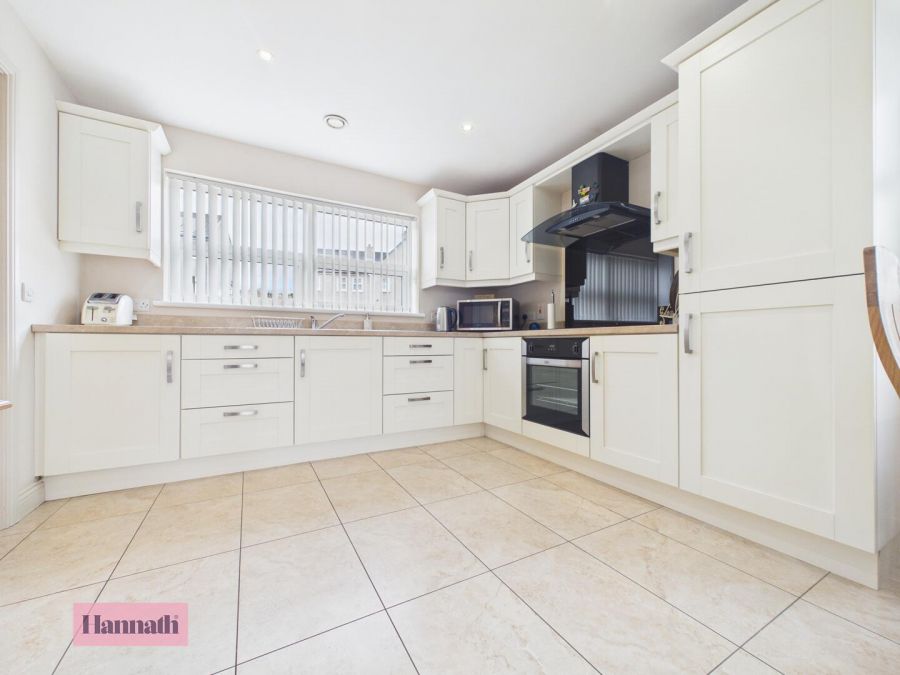 2 Salters Grange Manor