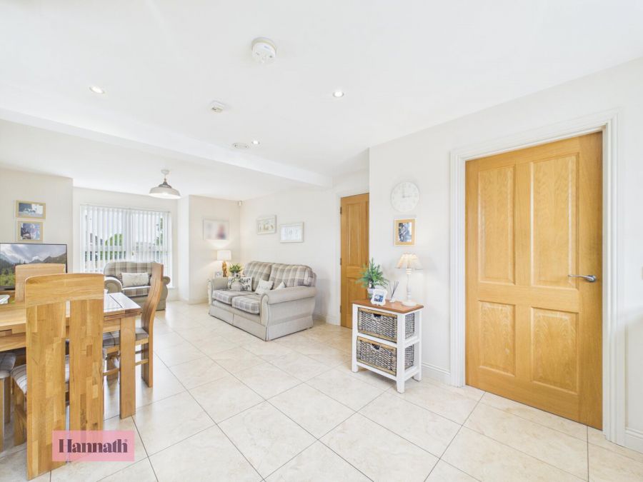 2 Salters Grange Manor