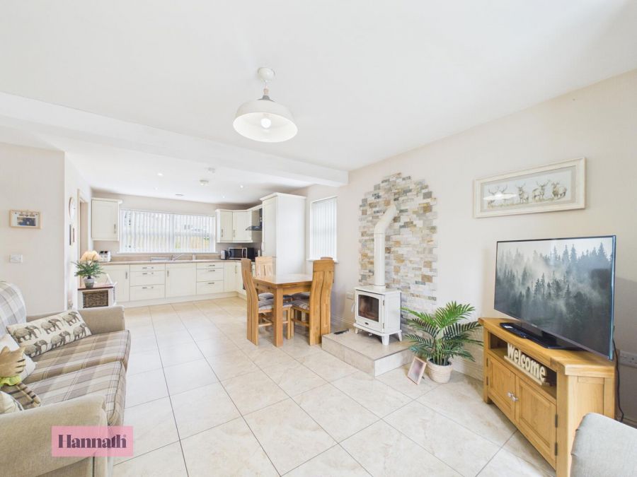 2 Salters Grange Manor