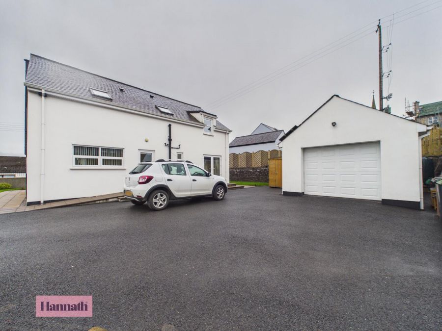2 Salters Grange Manor
