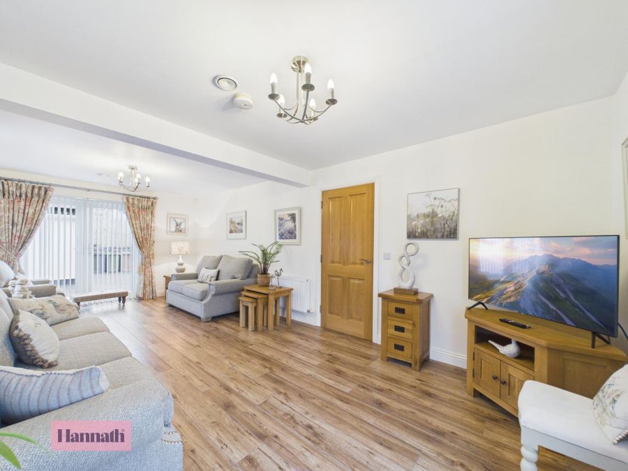 2 Salters Grange Manor