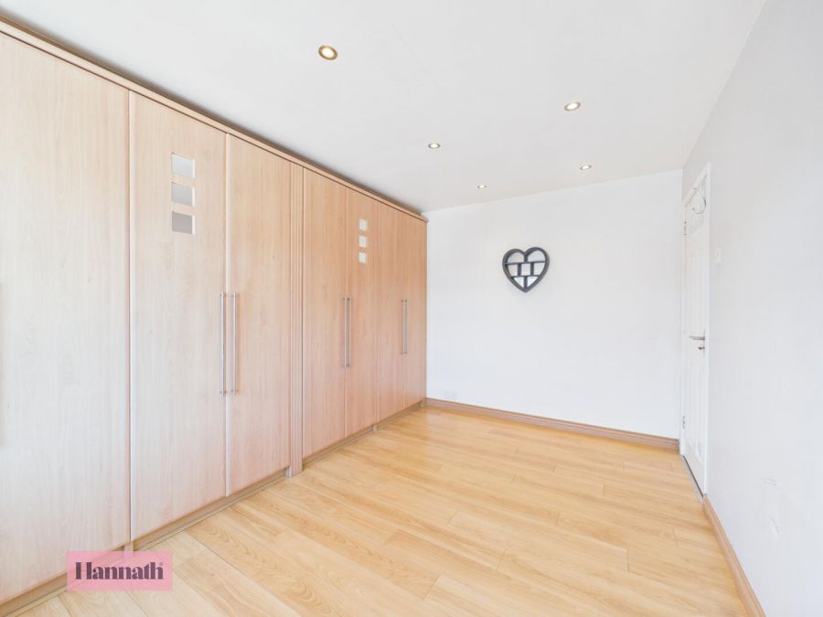 16 Oakleigh Park