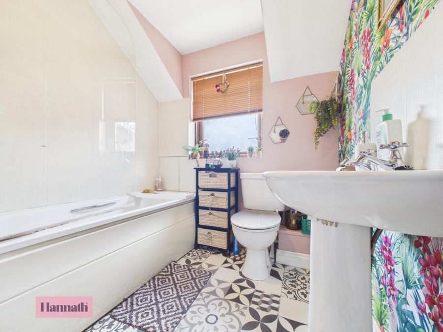 28 Silverwood Green