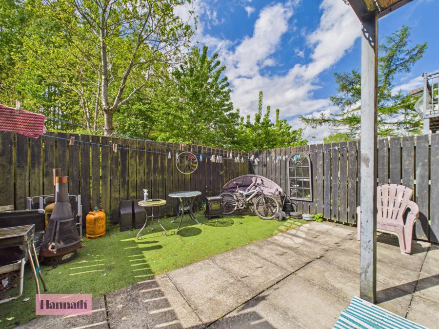 28 Silverwood Green