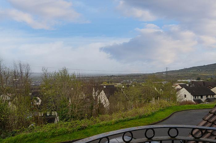 6a Meadowhill View
