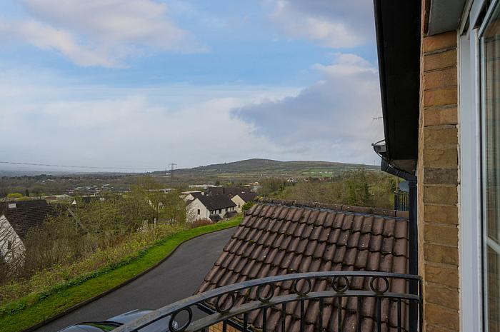 6a Meadowhill View