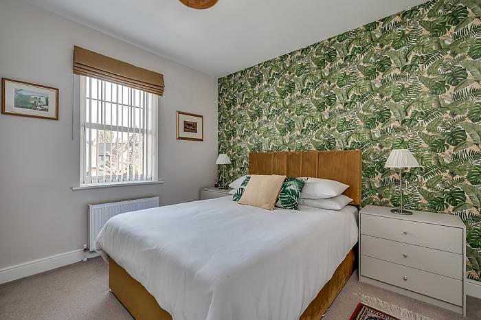 12 Oakfield Park