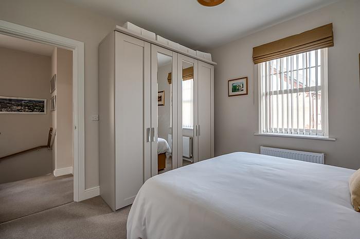 12 Oakfield Park