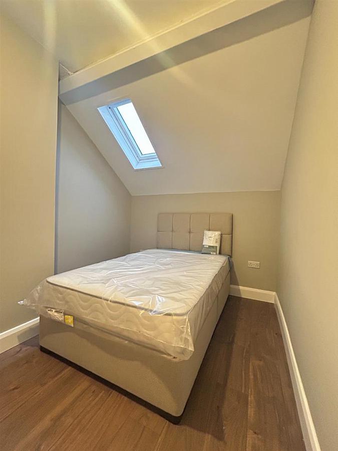 Rooms 1, 3 Woodvale Avenue Rooms 1, 3 Woodvale Avenue