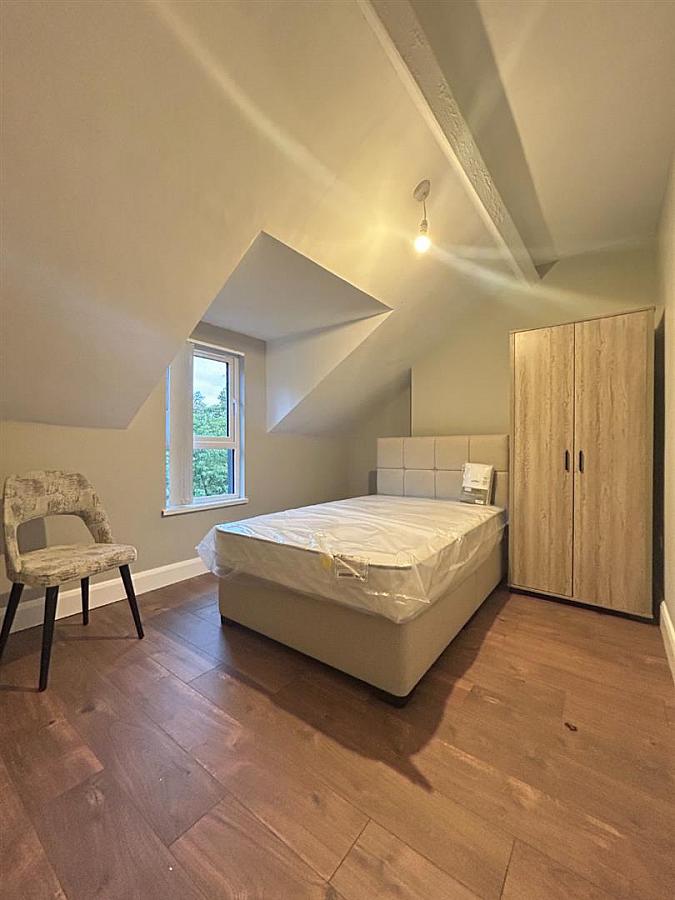Rooms 1, 3 Woodvale Avenue Rooms 1, 3 Woodvale Avenue