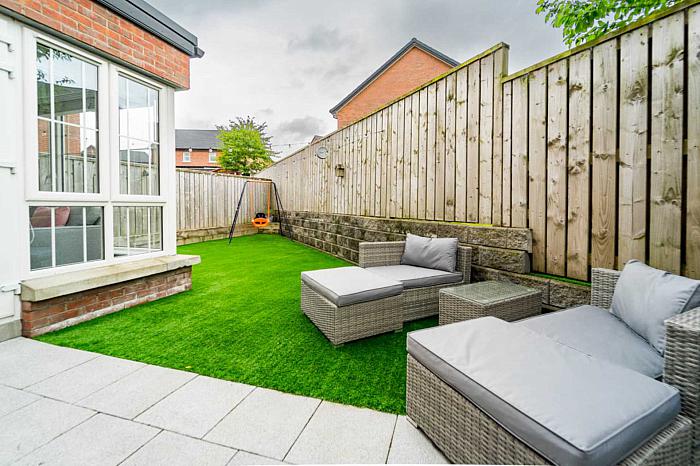 2 Meadow Green