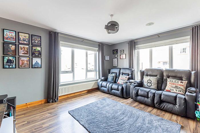1 Wellington Park Close