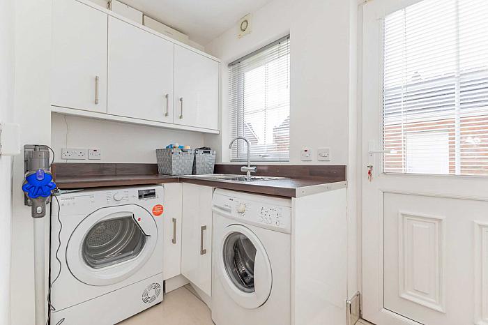 1 Wellington Park Close