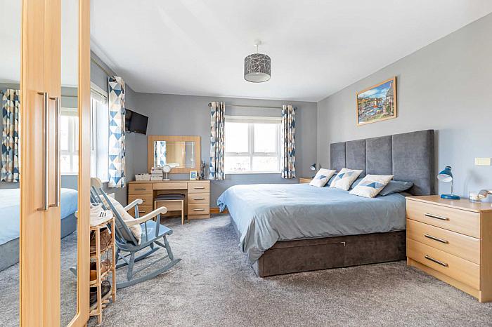1 Wellington Park Close