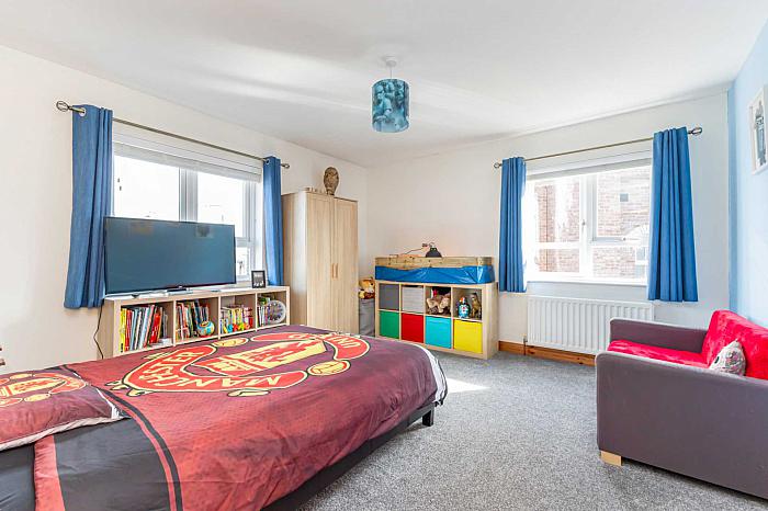 1 Wellington Park Close