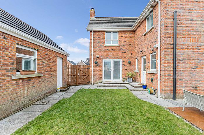 1 Wellington Park Close