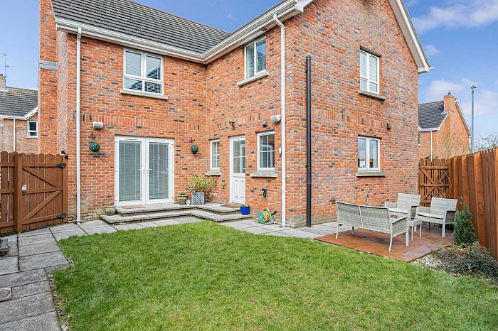 1 Wellington Park Close