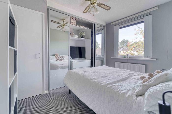 24 Knockmore Square