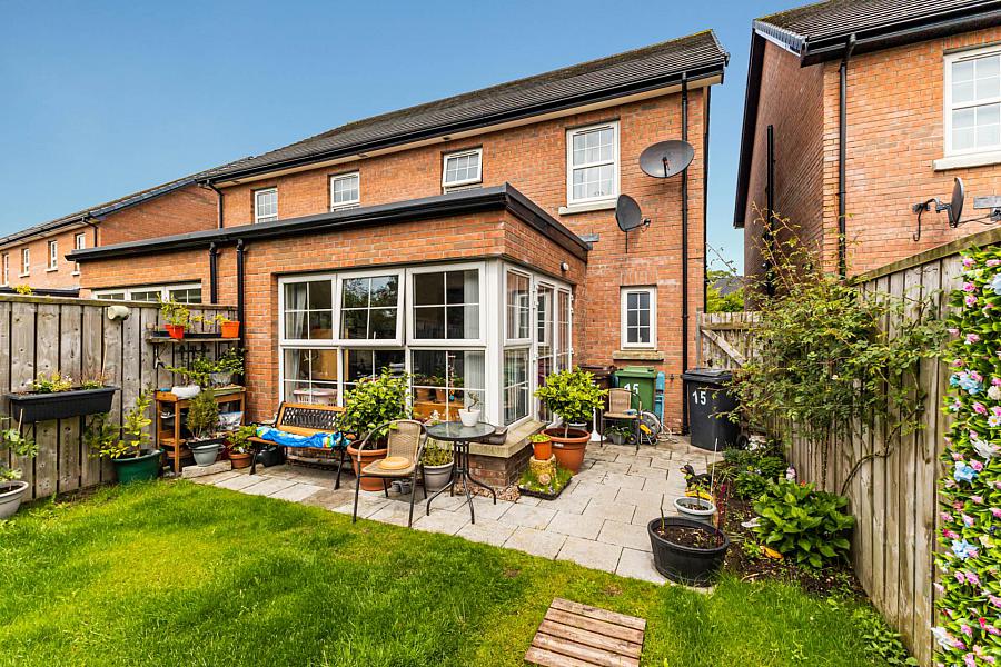 15 Meadow Green