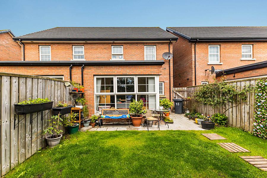 15 Meadow Green