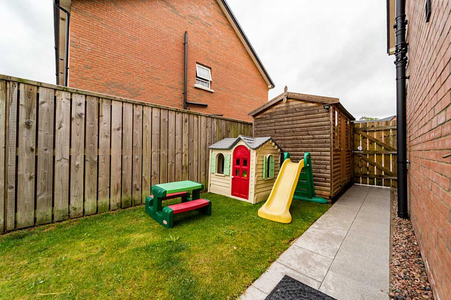 11 Meadow Green